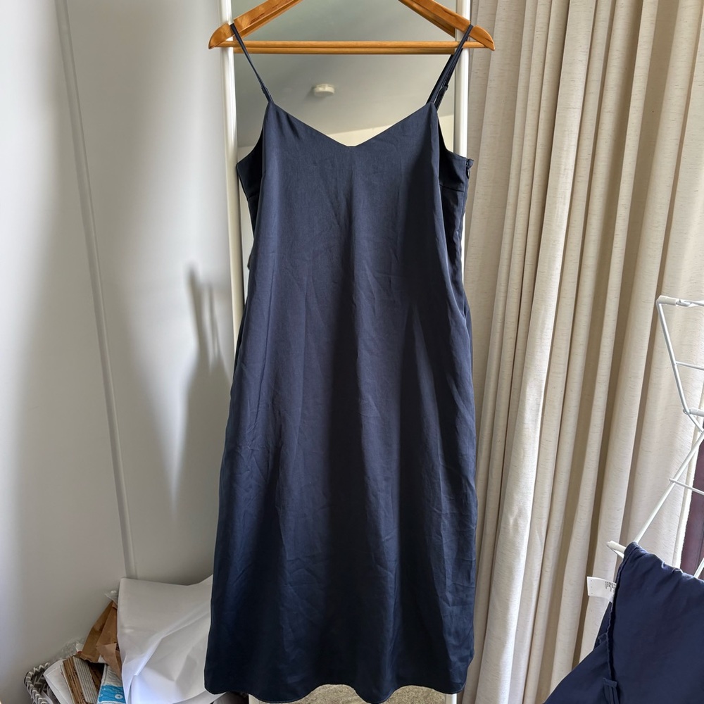 Uniqlo Navy Slip Dress in excellent worn condition ❤️